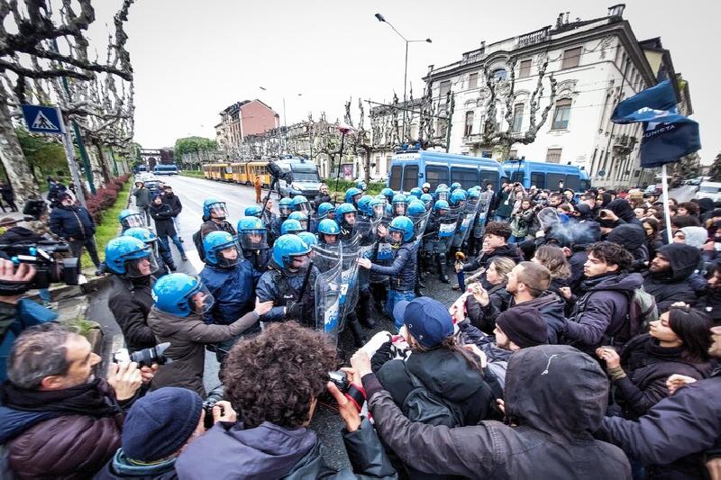
	Askatasuna alla testa del corteo: scontri con la polizia a Torino
