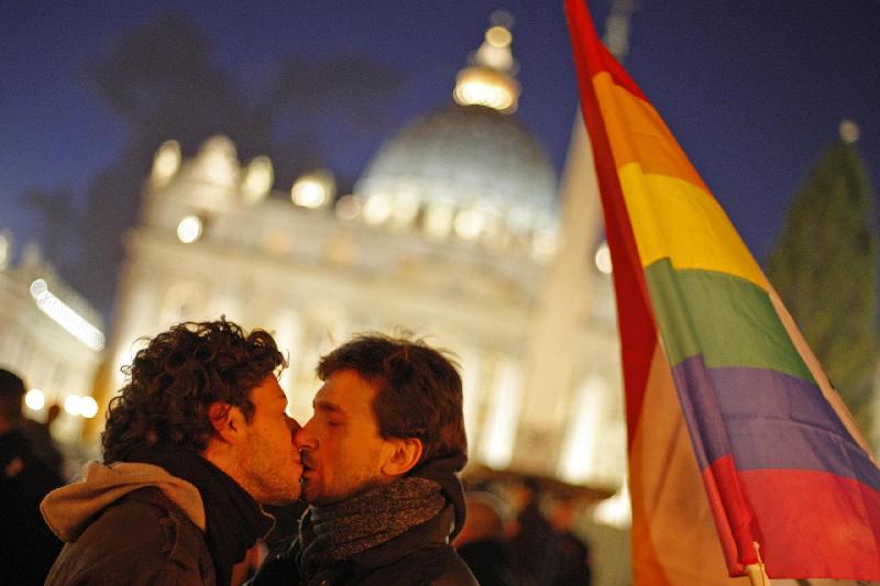 
	"L'omosessualità non è un peccato", dal Belgio a Torino la Chiesa friendly

